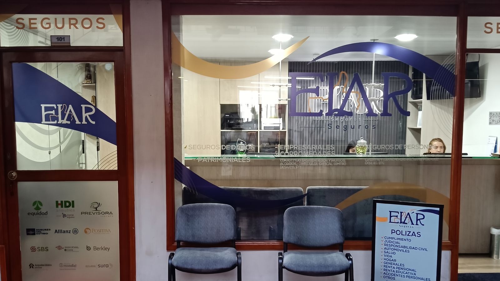 Sala de espera de ELAR Seguros con los logotipos de las aseguradoras aliadas